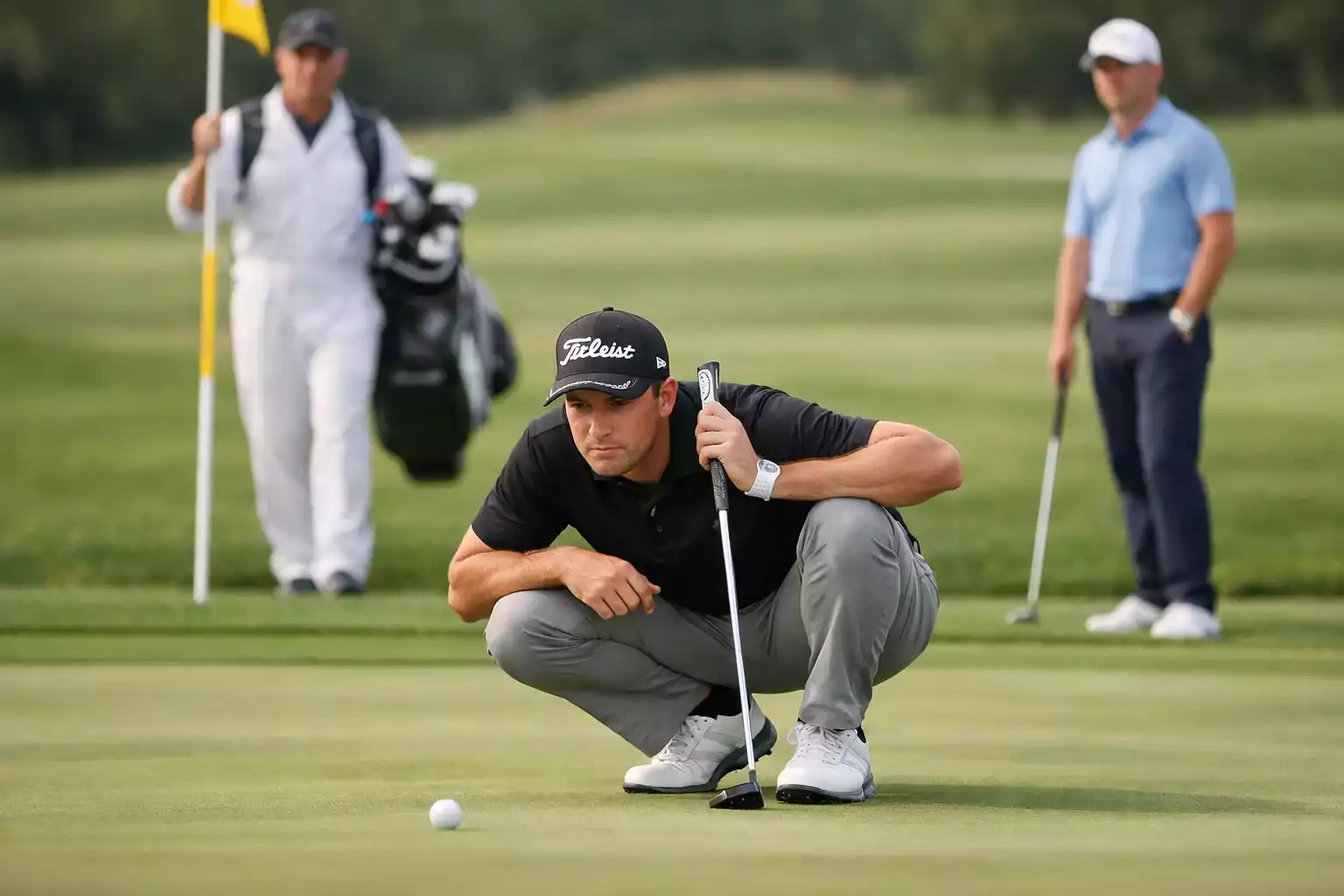 Golfspieler auf dem Grün beim Putten mit Flagge im Hintergrund — Wettarten Each-Way und Head-to-Head